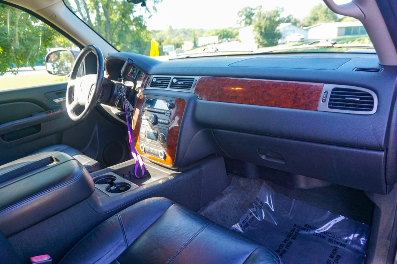 Chevrolet Suburban 4WD 4dr 1500 LT 2011