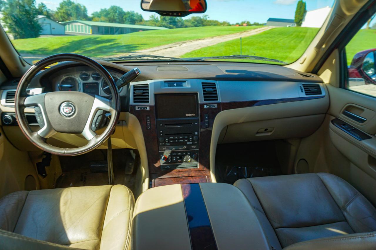 Cadillac Escalade AWD 4dr Luxury 2010