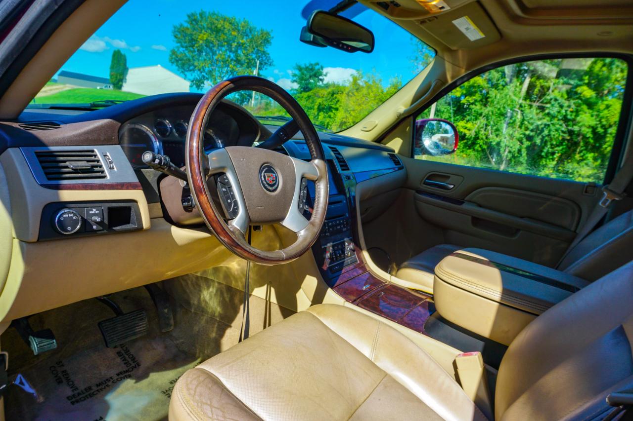 Cadillac Escalade AWD 4dr Luxury 2010