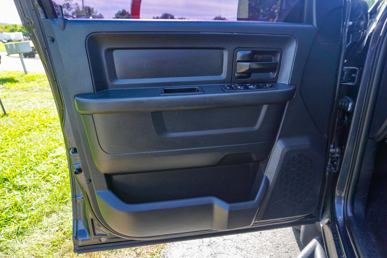 RAM 1500 Express 4x4 Crew Cab 5'7" Box 2017