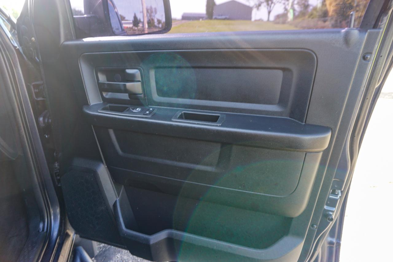 RAM 1500 Express 4x4 Crew Cab 5'7" Box 2017
