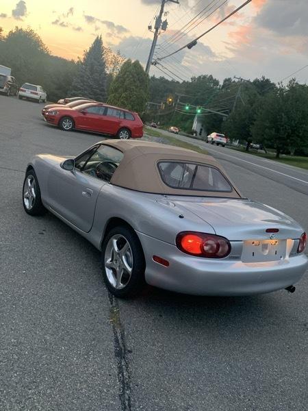 Mazda MX-5 Miata 2D Convertible 2001