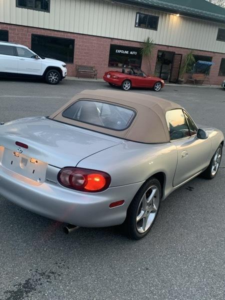 Mazda MX-5 Miata 2D Convertible 2001