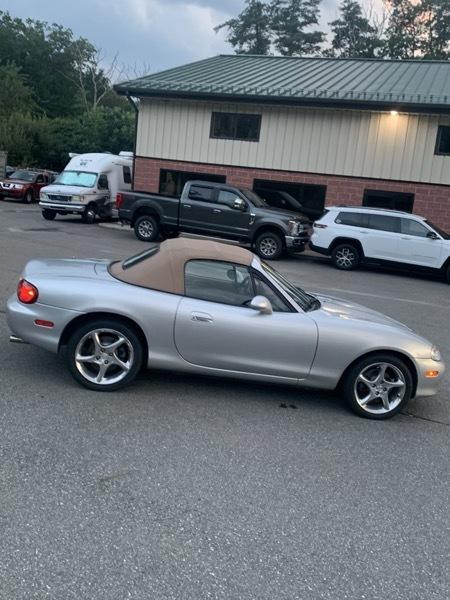 Mazda MX-5 Miata 2D Convertible 2001