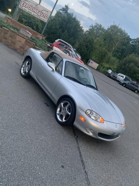 Mazda MX-5 Miata 2D Convertible 2001
