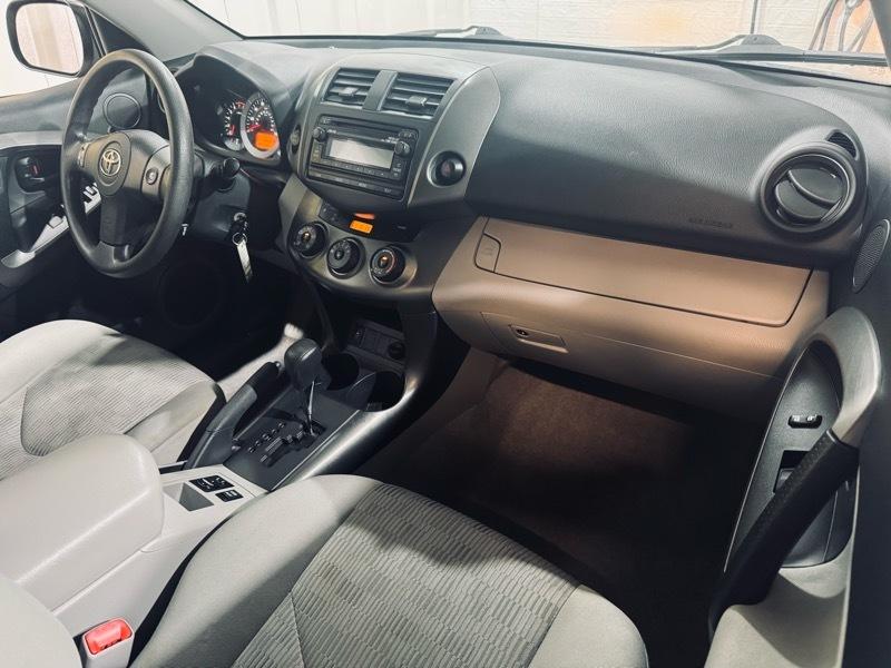 Toyota RAV4 Base 2012