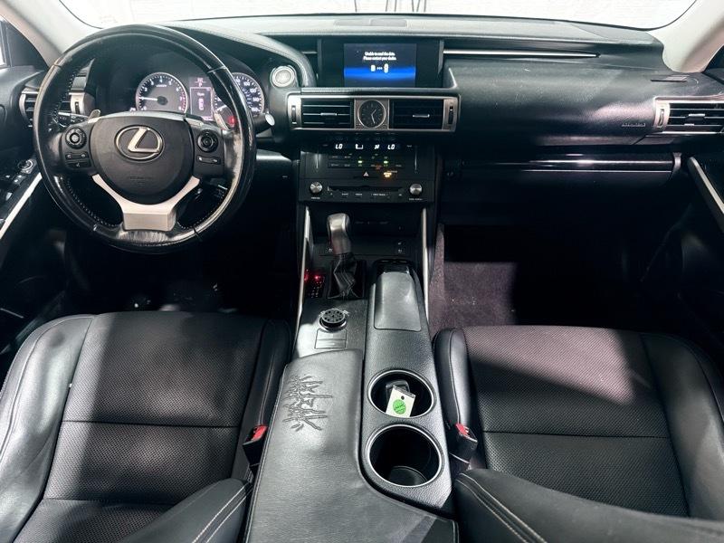 Lexus IS  2015