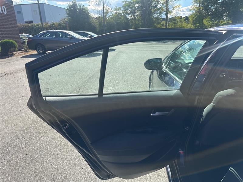 2021 Toyota Corolla LE photo 13