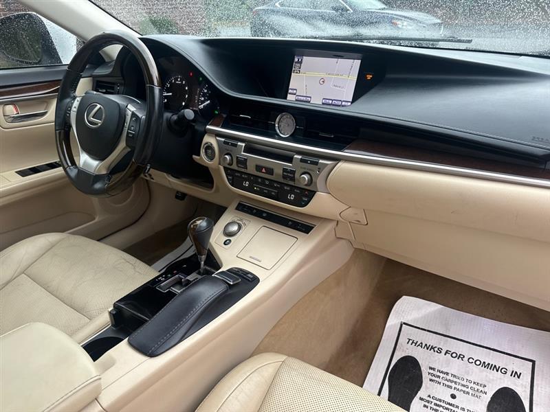 2014 Lexus ES 350 photo 19