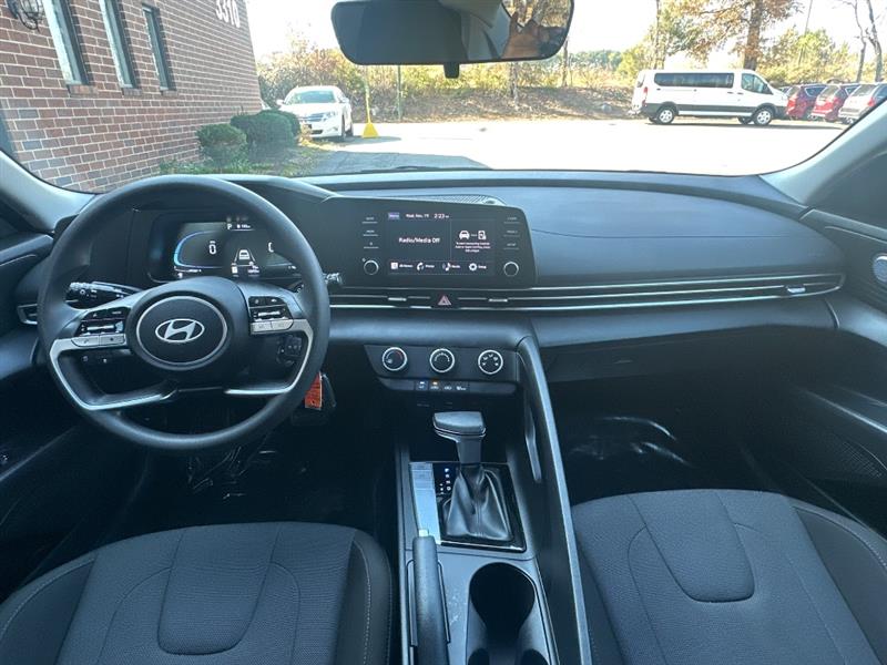 Hyundai Elantra SE 2024