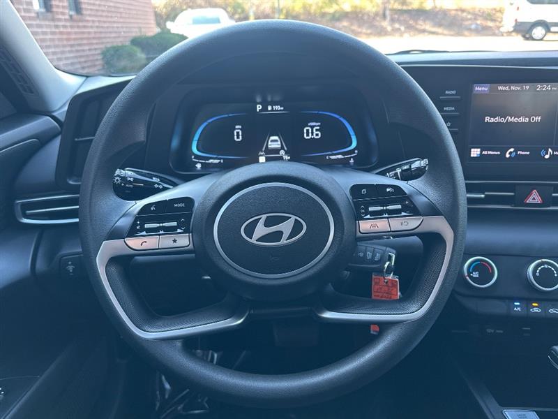 Hyundai Elantra SE 2024