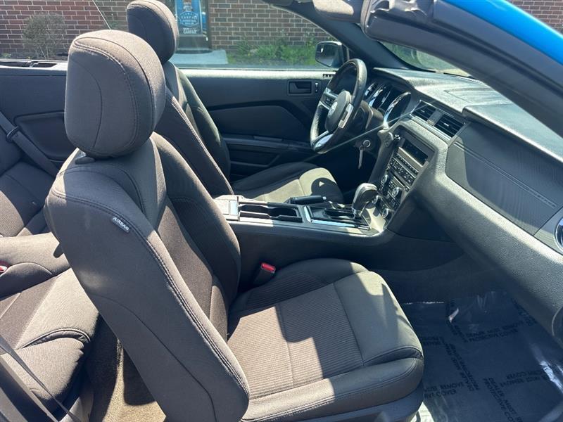 Ford Mustang V6 Convertible 2013