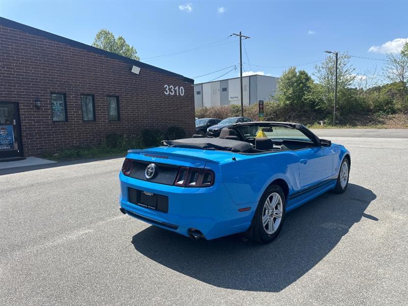 Ford Mustang V6 Convertible 2013