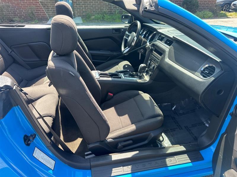 Ford Mustang V6 Convertible 2013