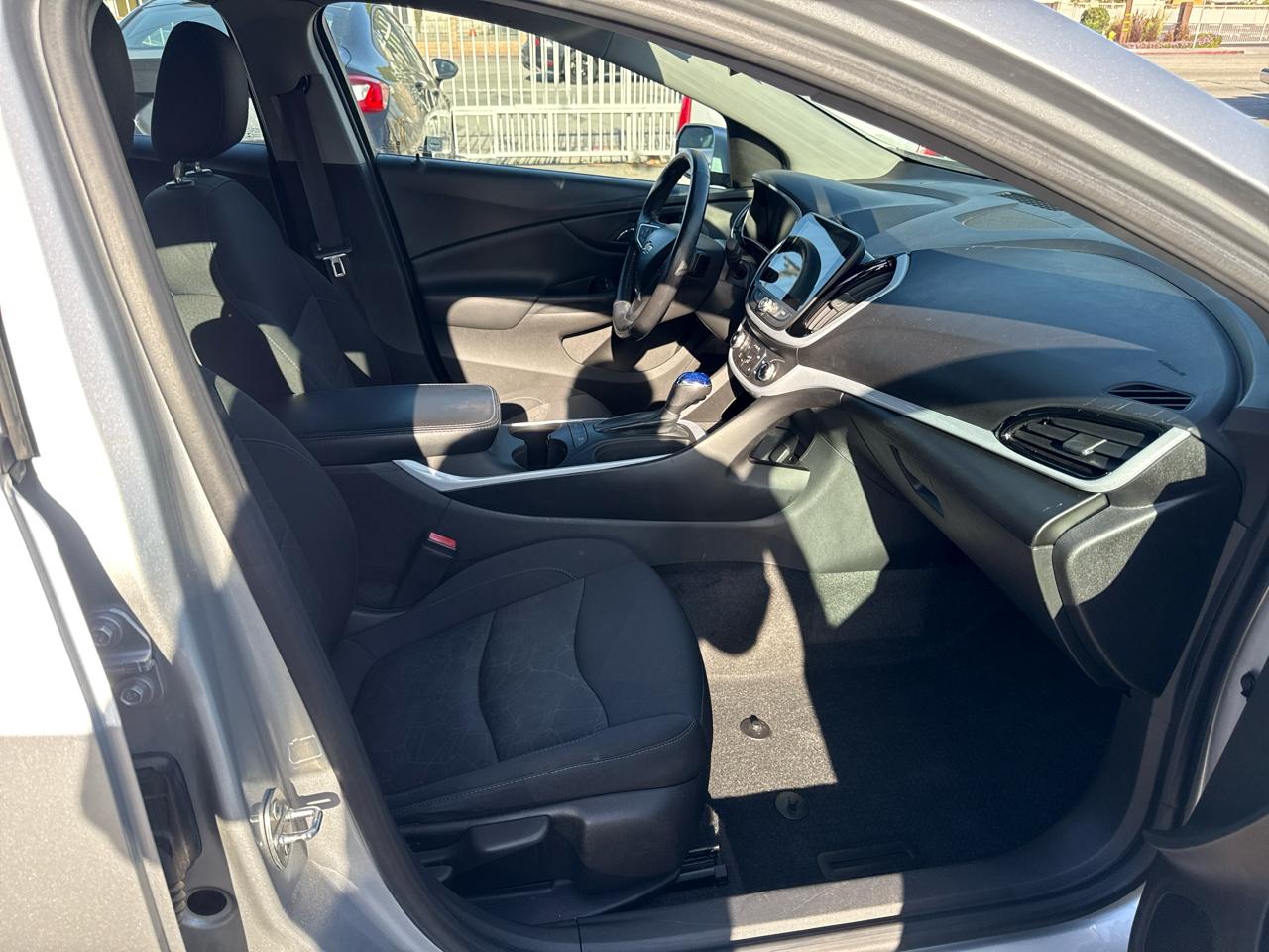 2017 Chevrolet Volt LT - Photo 13