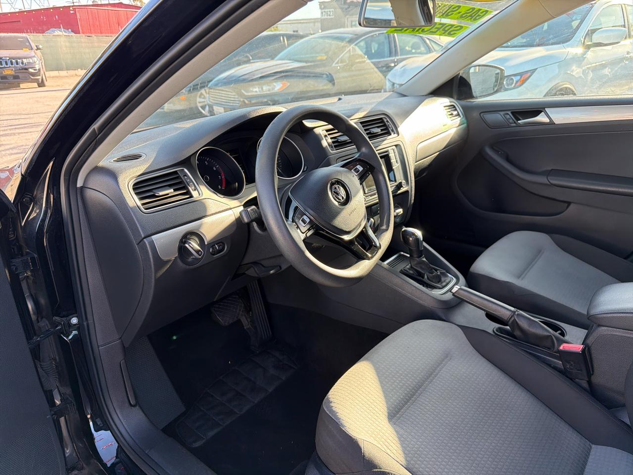 Volkswagen Jetta 1.4T S 6A 2017