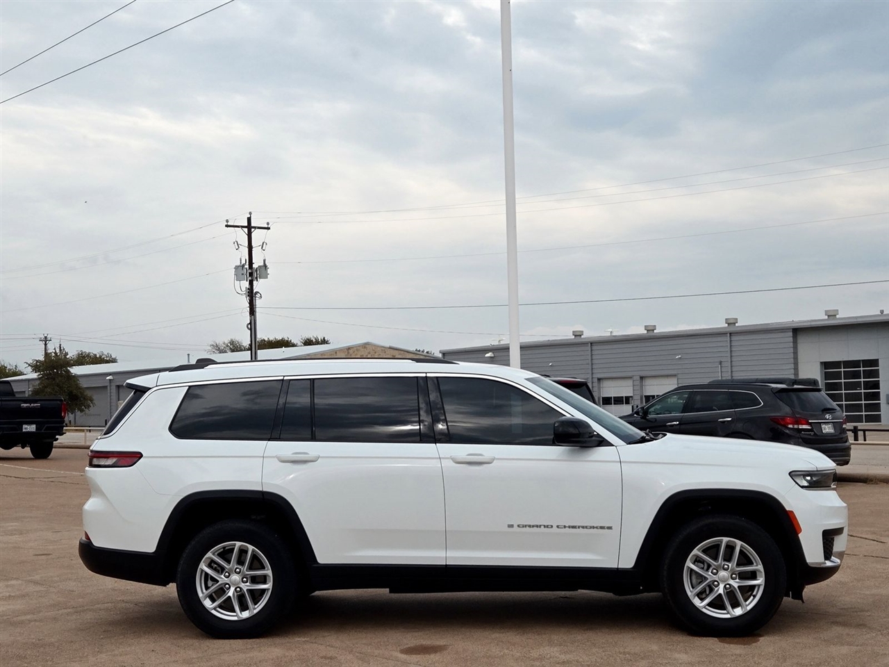 Jeep Grand Cherokee L Laredo 4x2 2023 Jeep Grand Cherokee L Laredo 4x2 2023