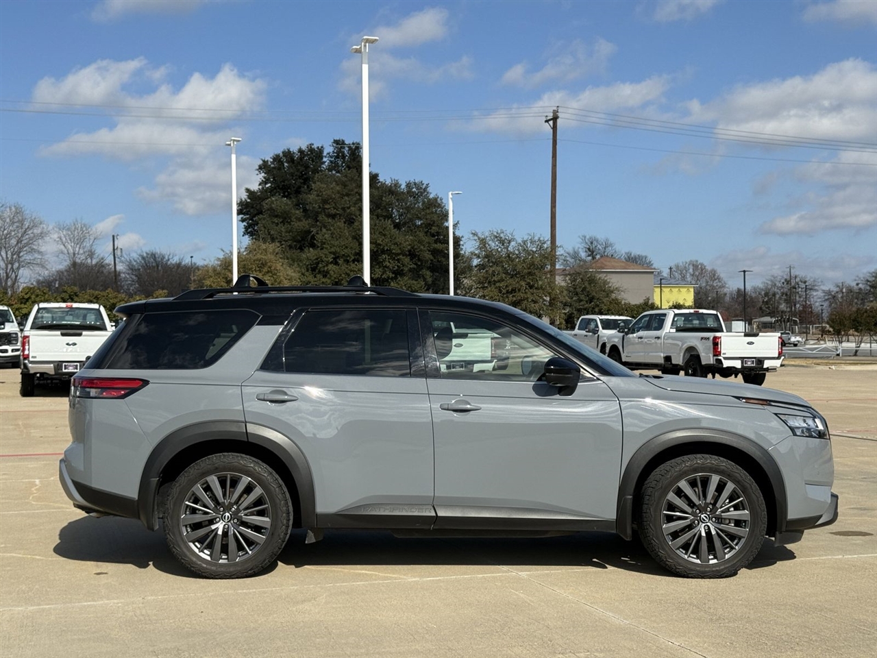 Nissan Pathfinder SL 2WD 2022