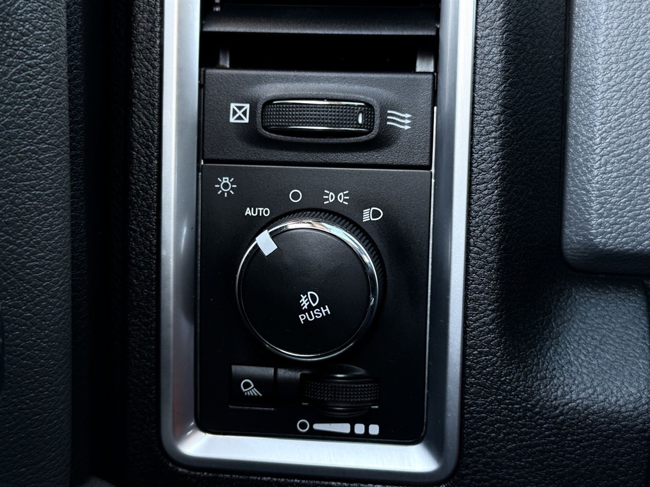 RAM 1500 4WD Crew Cab 140.5" Lone Star 2016