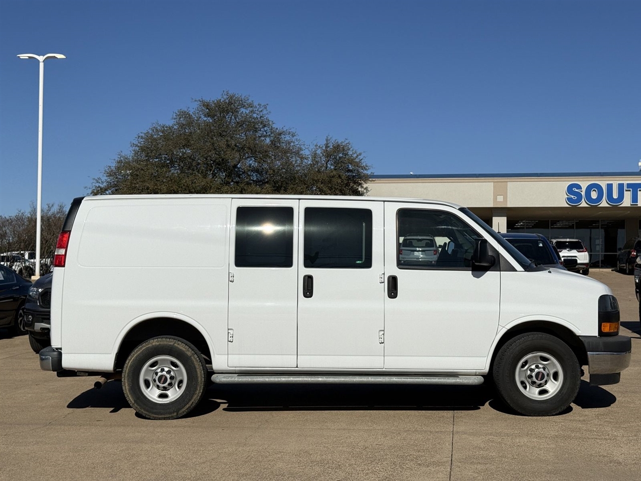 GMC Savana Cargo Van RWD 2500 135" 2017