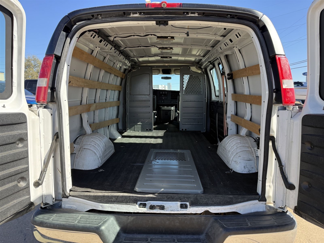 GMC Savana Cargo Van RWD 2500 135" 2017