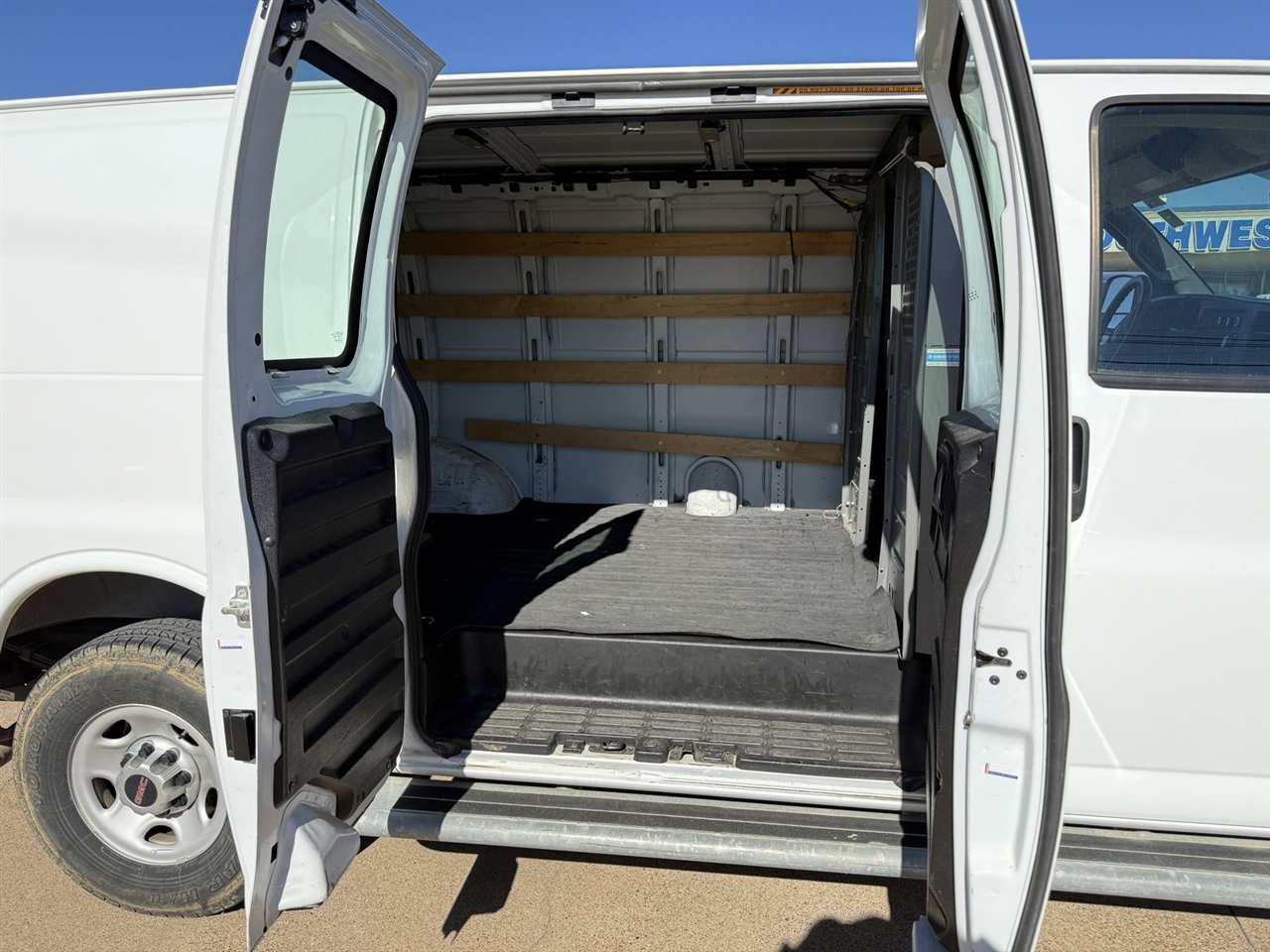 GMC Savana Cargo Van RWD 2500 135" 2017