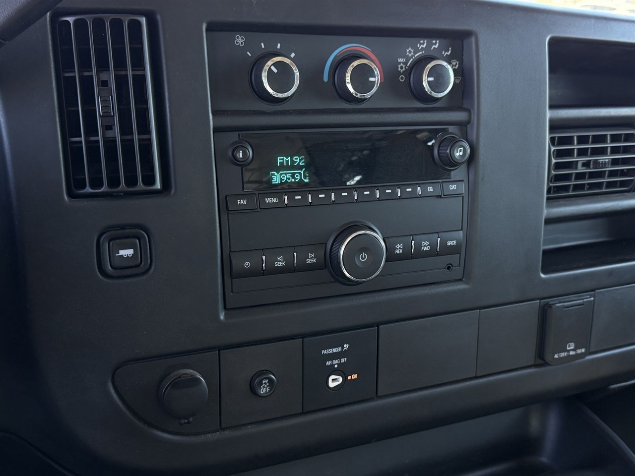 GMC Savana Cargo Van RWD 2500 135" 2017