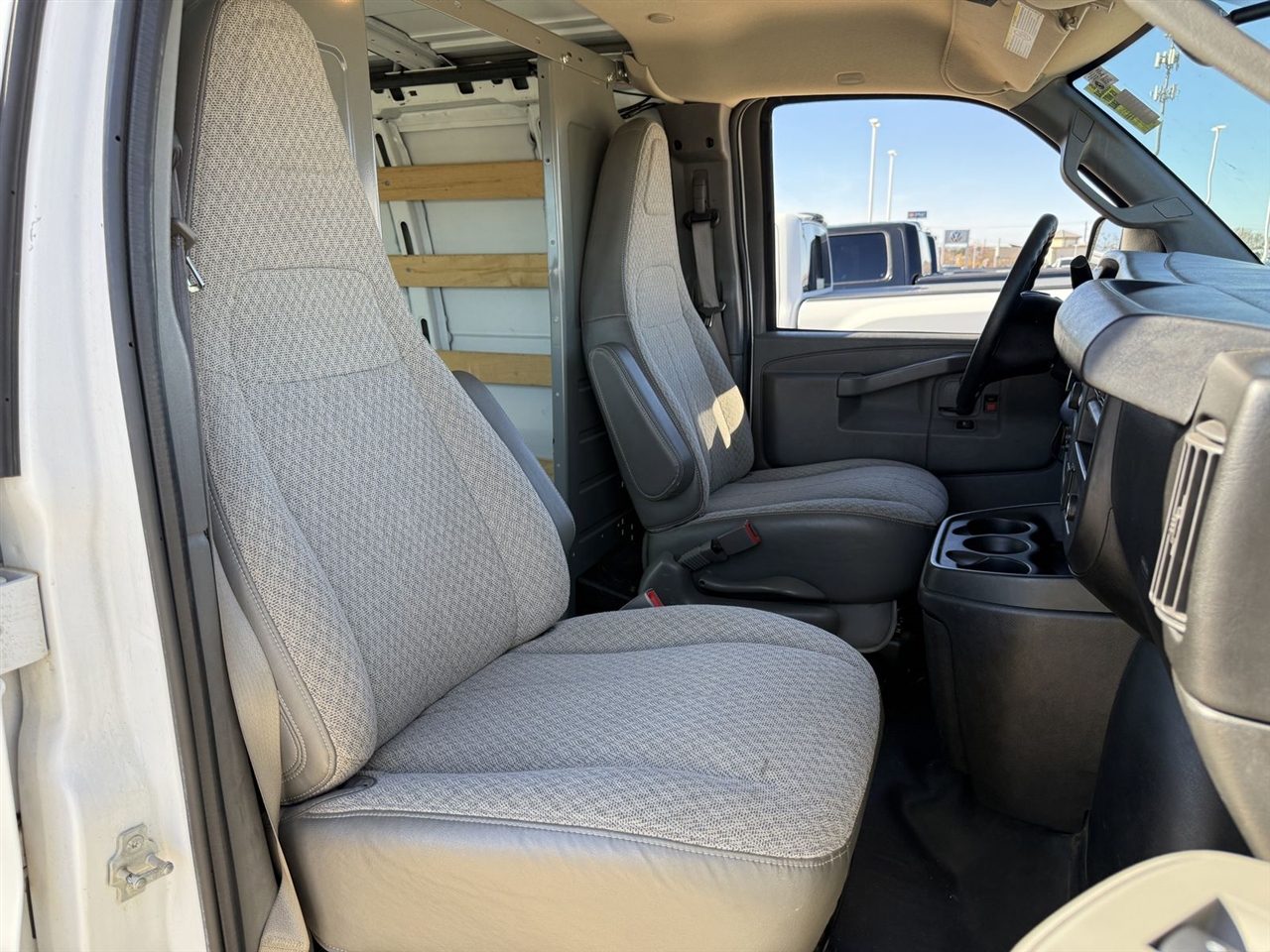 GMC Savana Cargo Van RWD 2500 135" 2017
