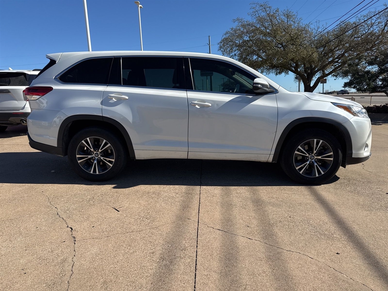 Toyota Highlander LE I4 FWD (Natl) 2018