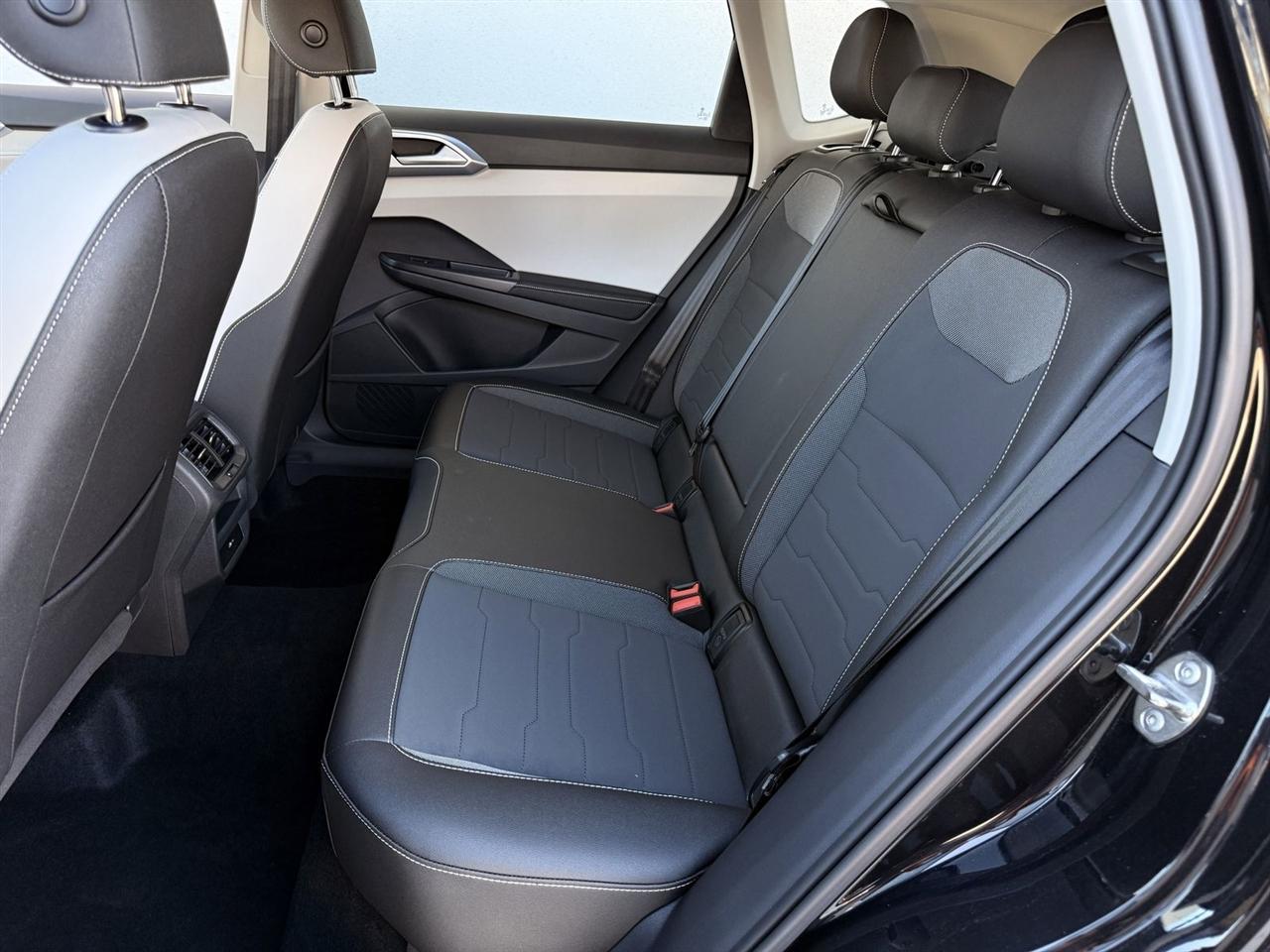 Volkswagen Taos SE FWD 2025