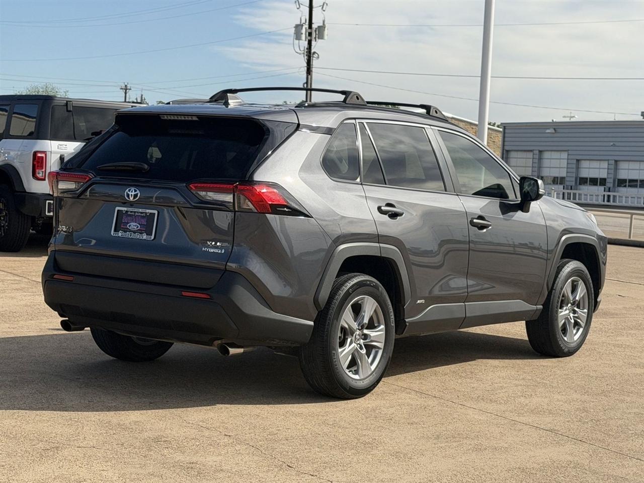 Toyota RAV4 Hybrid XLE AWD (Natl) 2022
