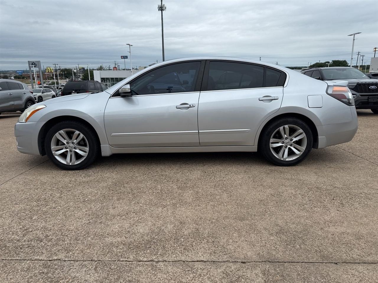 Nissan Altima 4dr Sdn V6 CVT 3.5 SR 2012