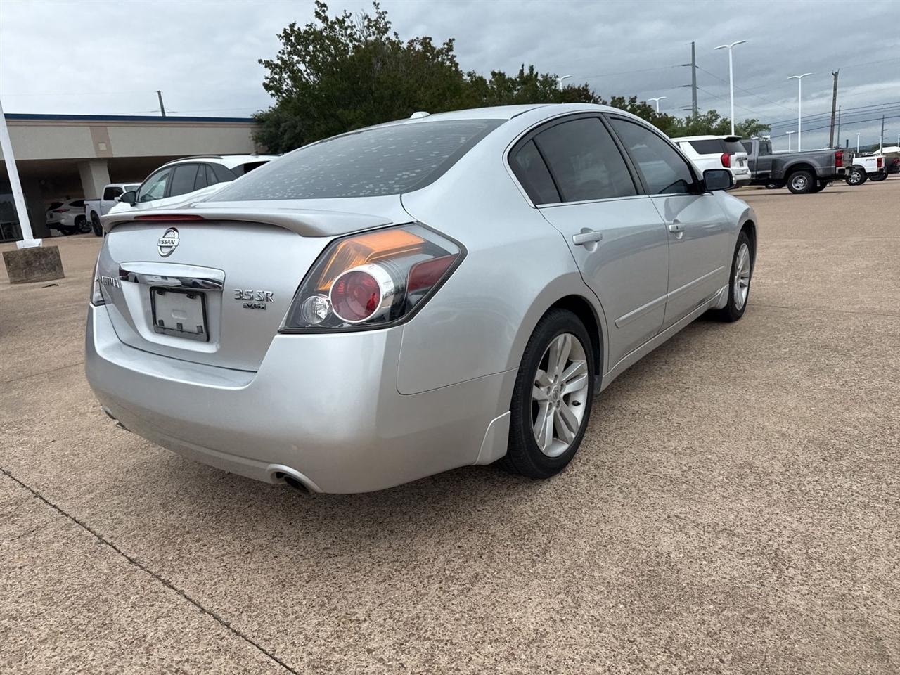 Nissan Altima 4dr Sdn V6 CVT 3.5 SR 2012