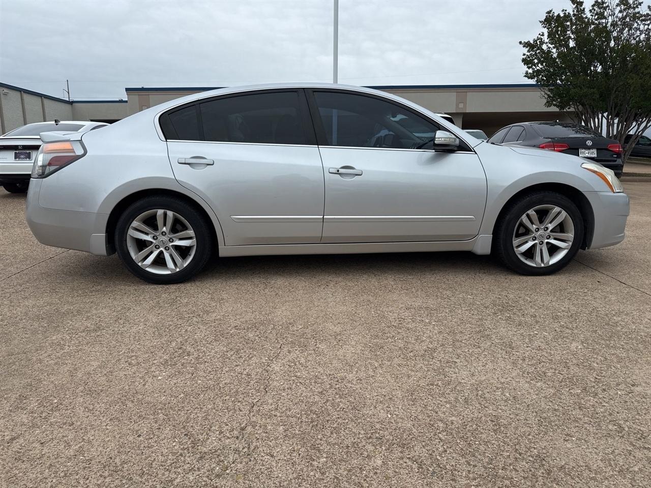 Nissan Altima 4dr Sdn V6 CVT 3.5 SR 2012