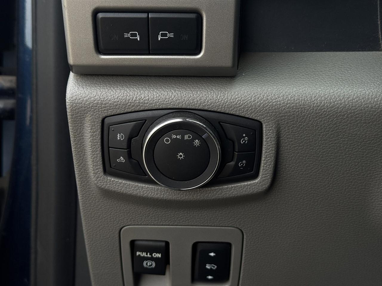 Ford F-150 2WD SuperCrew 157" Lariat 2015