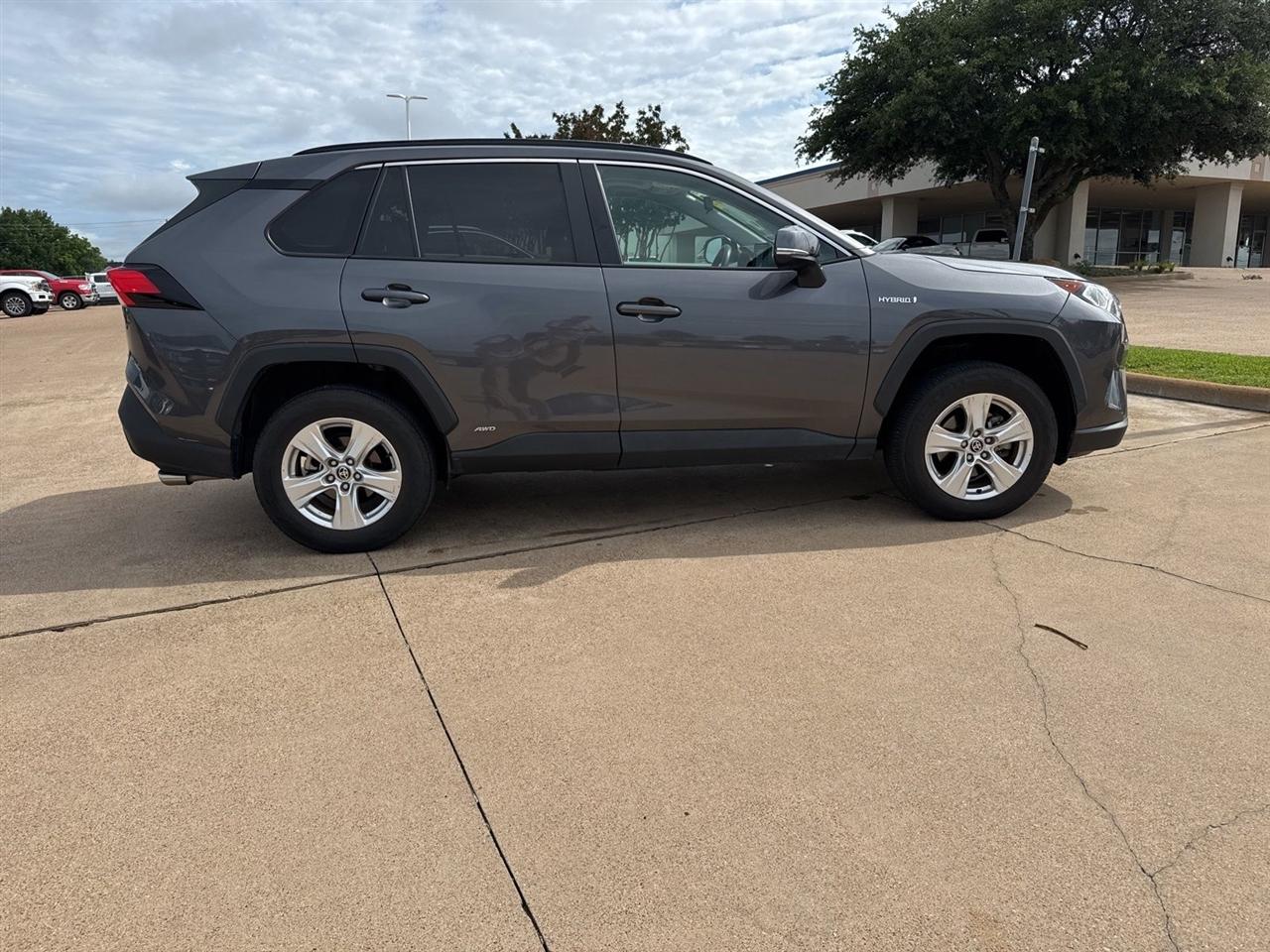 Toyota RAV4 Hybrid XLE AWD (Natl) 2021