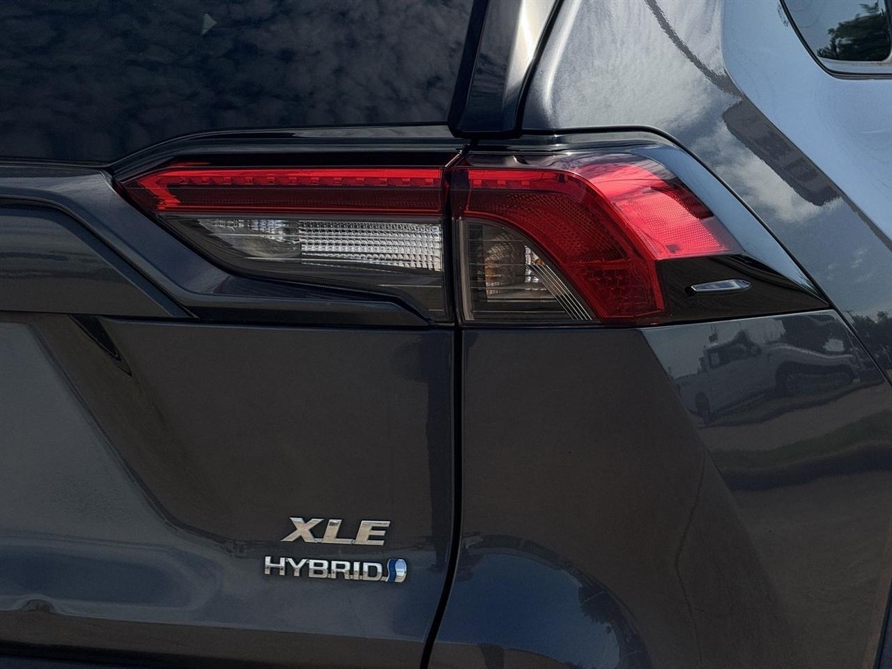 Toyota RAV4 Hybrid XLE AWD (Natl) 2021