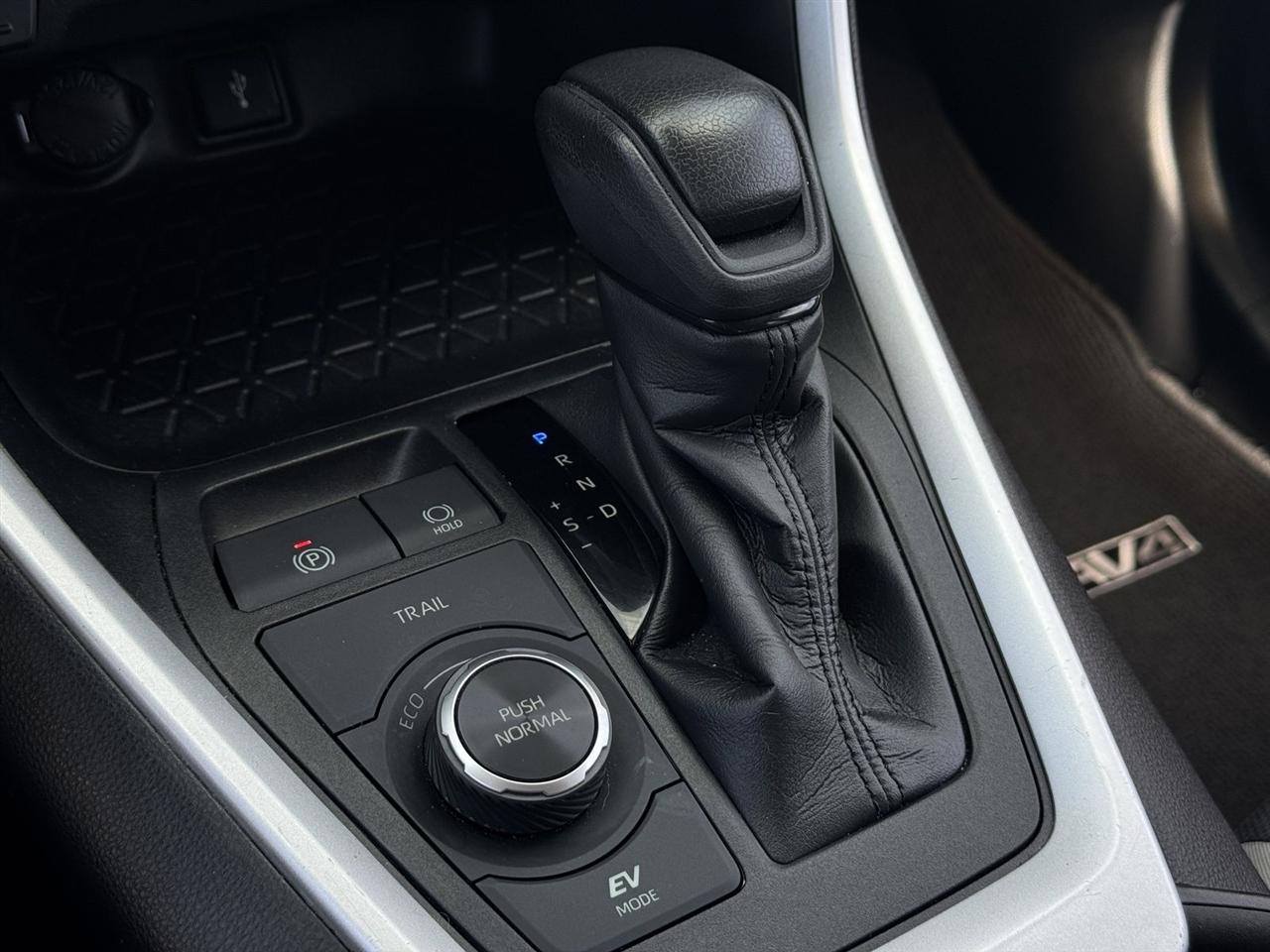 Toyota RAV4 Hybrid XLE AWD (Natl) 2021