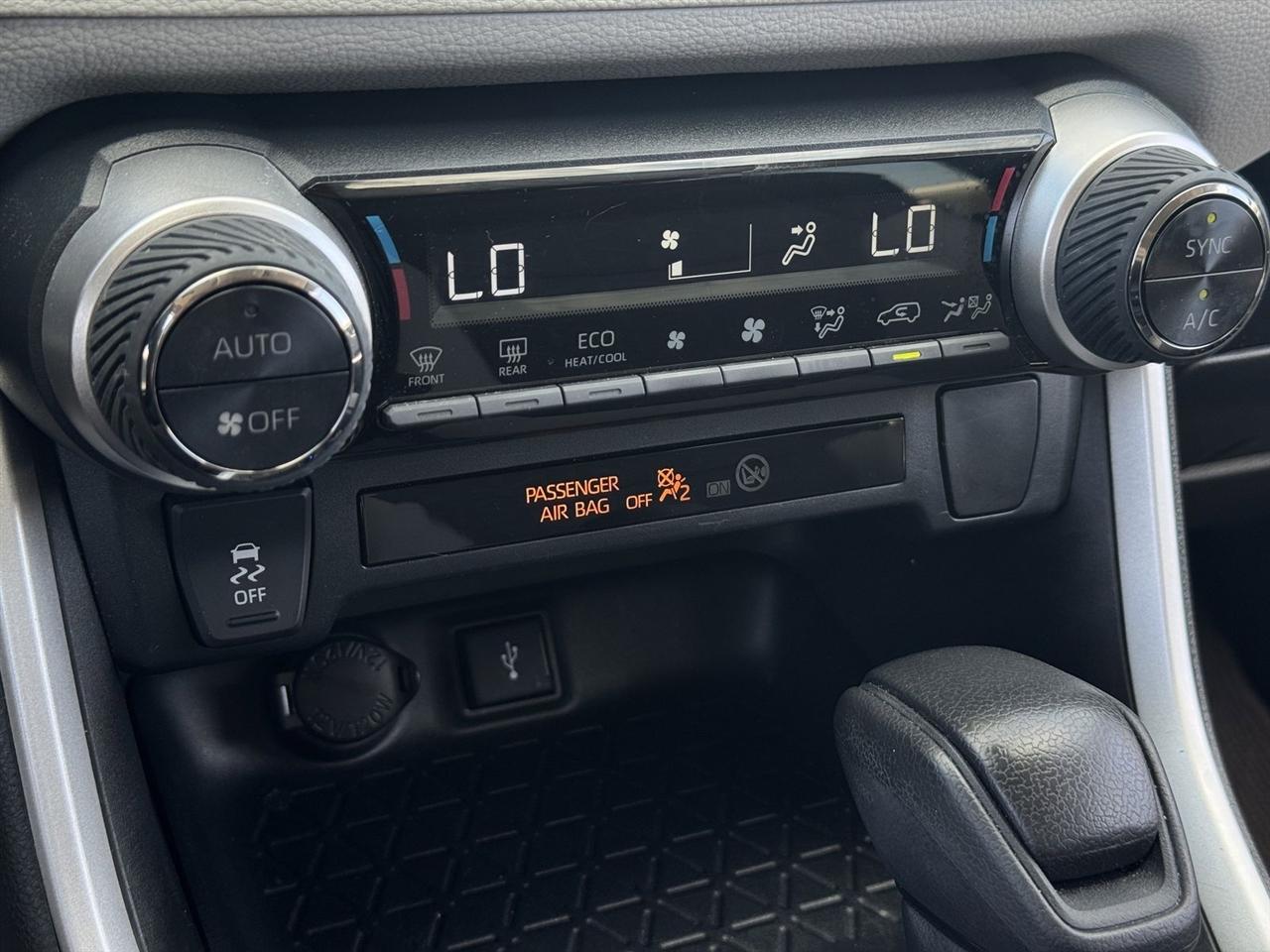 Toyota RAV4 Hybrid XLE AWD (Natl) 2021