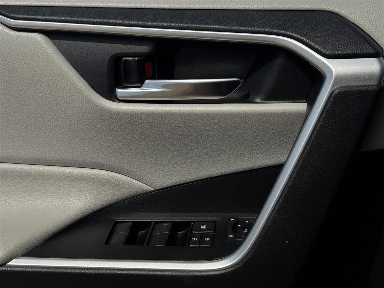 Toyota RAV4 Hybrid XLE AWD (Natl) 2021