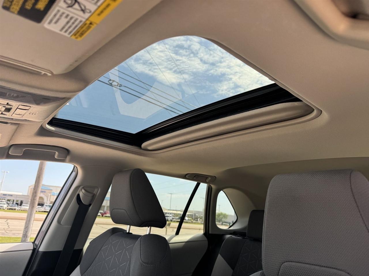 Toyota RAV4 Hybrid XLE AWD (Natl) 2021