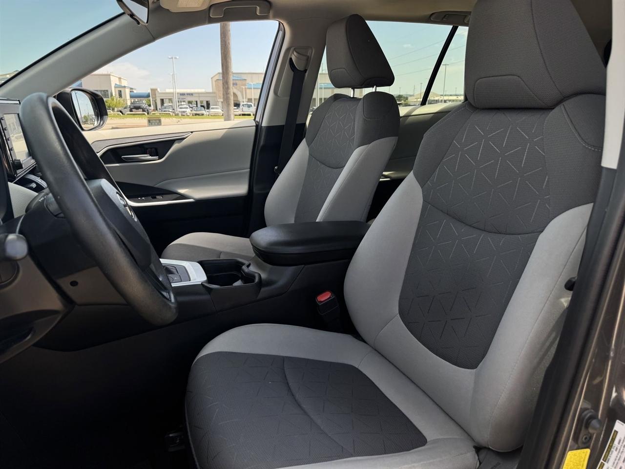 Toyota RAV4 Hybrid XLE AWD (Natl) 2021