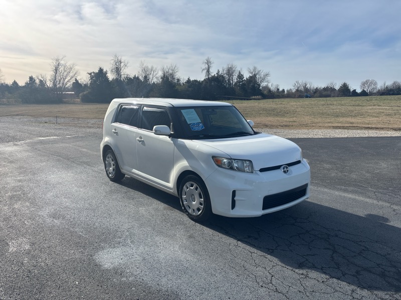 Scion xB 5-Door Wagon 5-Spd MT 2012
