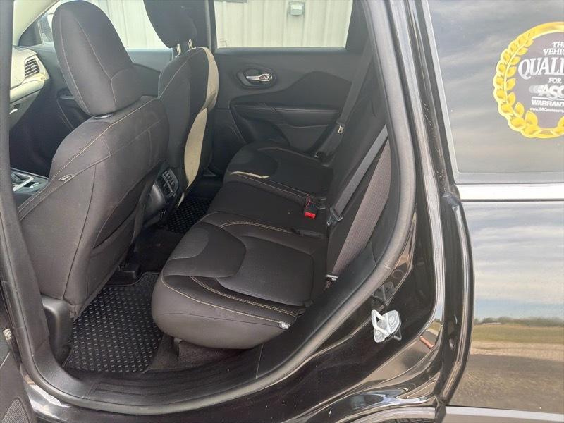 Jeep Cherokee photo 5