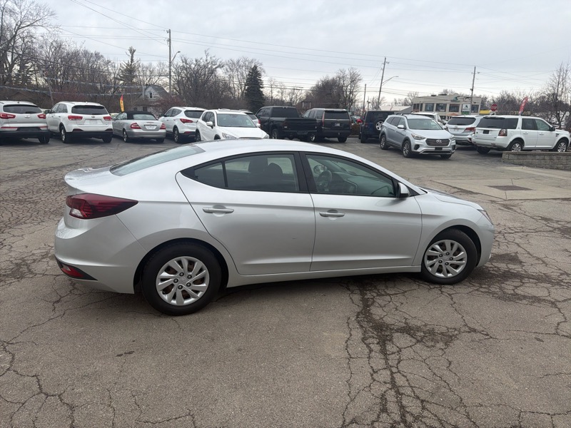 Hyundai Elantra SE 6AT 2019