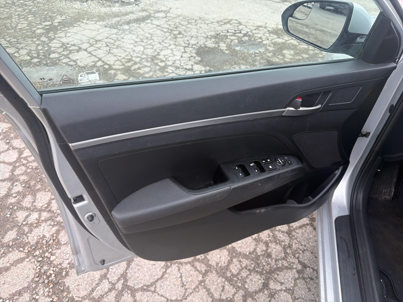 Hyundai Elantra SE 6AT 2019