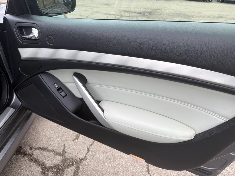 Infiniti G Convertible Base 2012