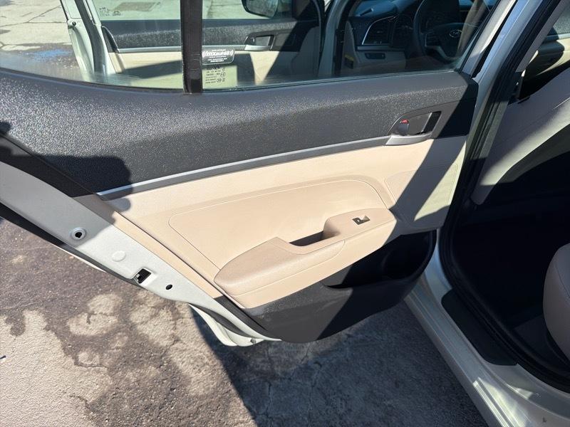 Hyundai Elantra SE 6AT 2017