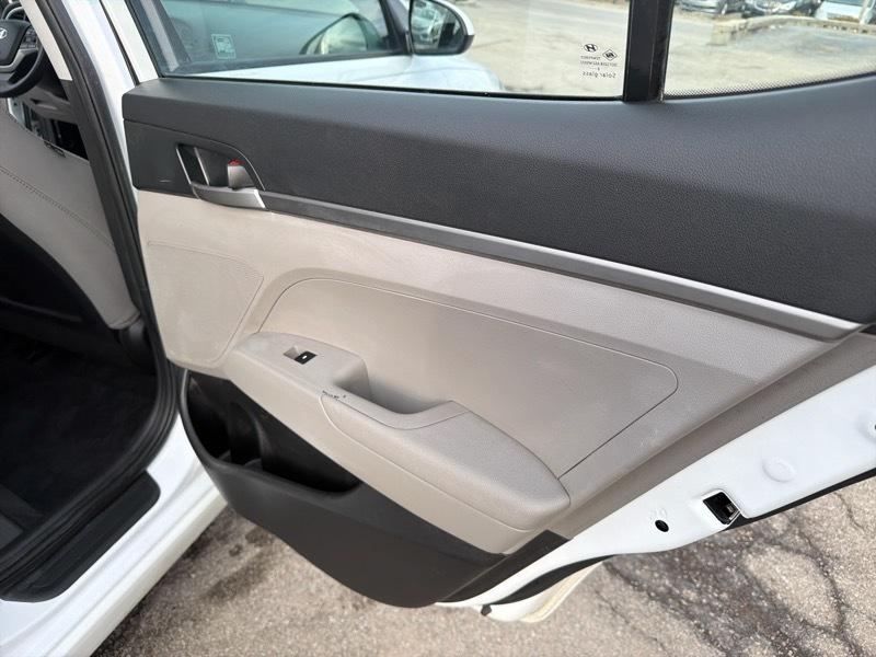 Hyundai Elantra SE 6AT 2017