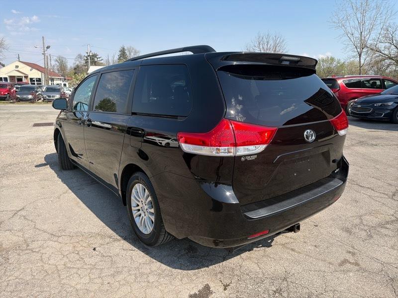 Toyota Sienna Limited 7-Pass V6 2011